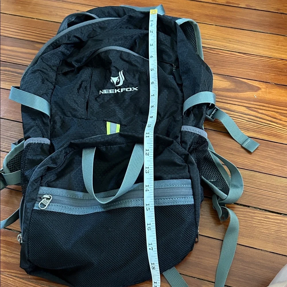 NEEKFOX Black Backpack with Gray Straps